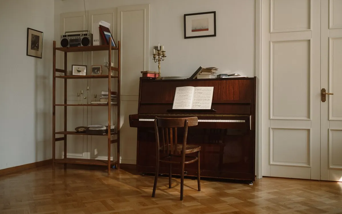 Ein aufrechtes Klavier steht frei zugänglich in einem Wohnzimmer