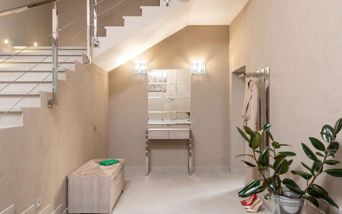 Ein heller Eingangsbereich verbindet Flur, Treppe und Aufzug