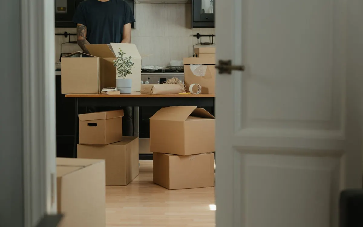 Gepackte Kartons stehen in einem fast leeren Wohnungsflur