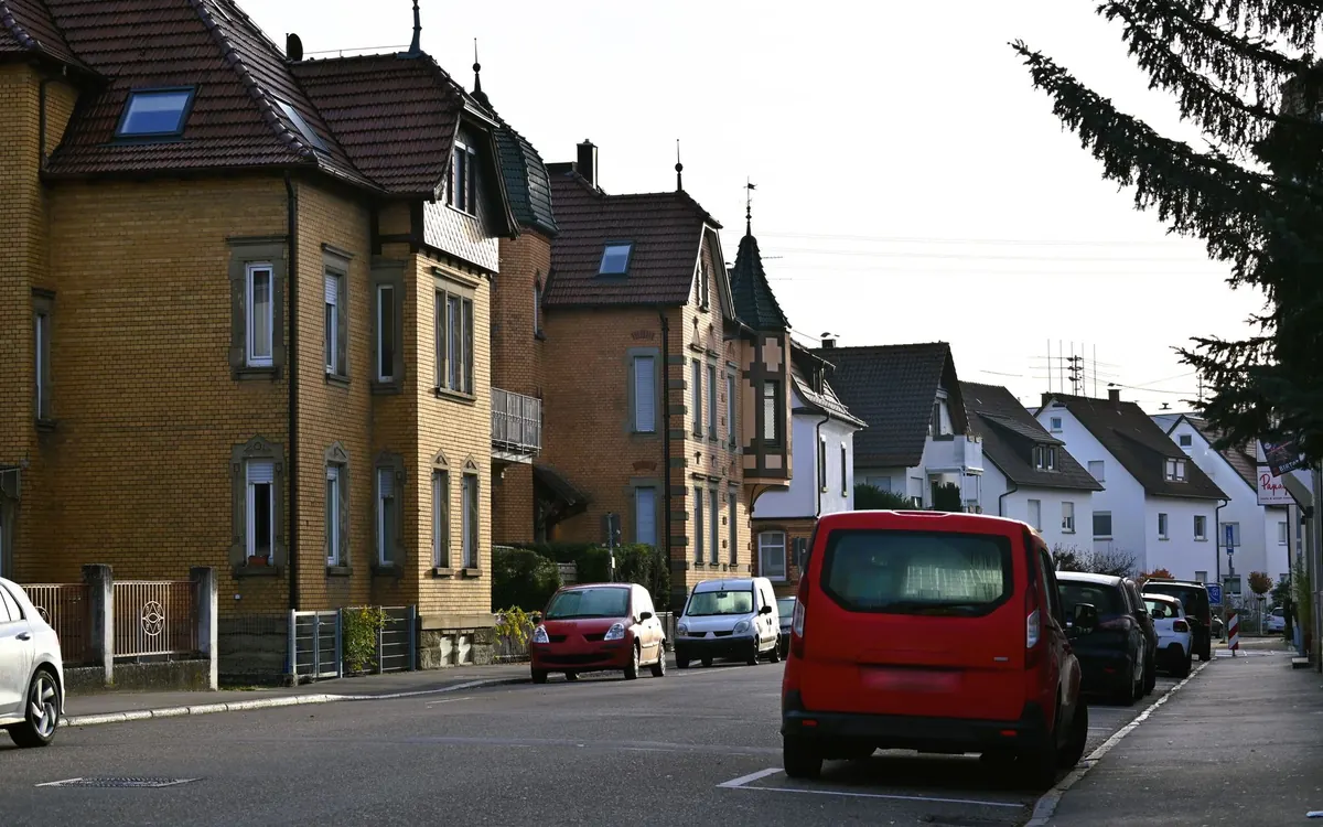 Eine ruhige deutsche Wohnstraße verläuft zwischen Mehrfamilienhäusern