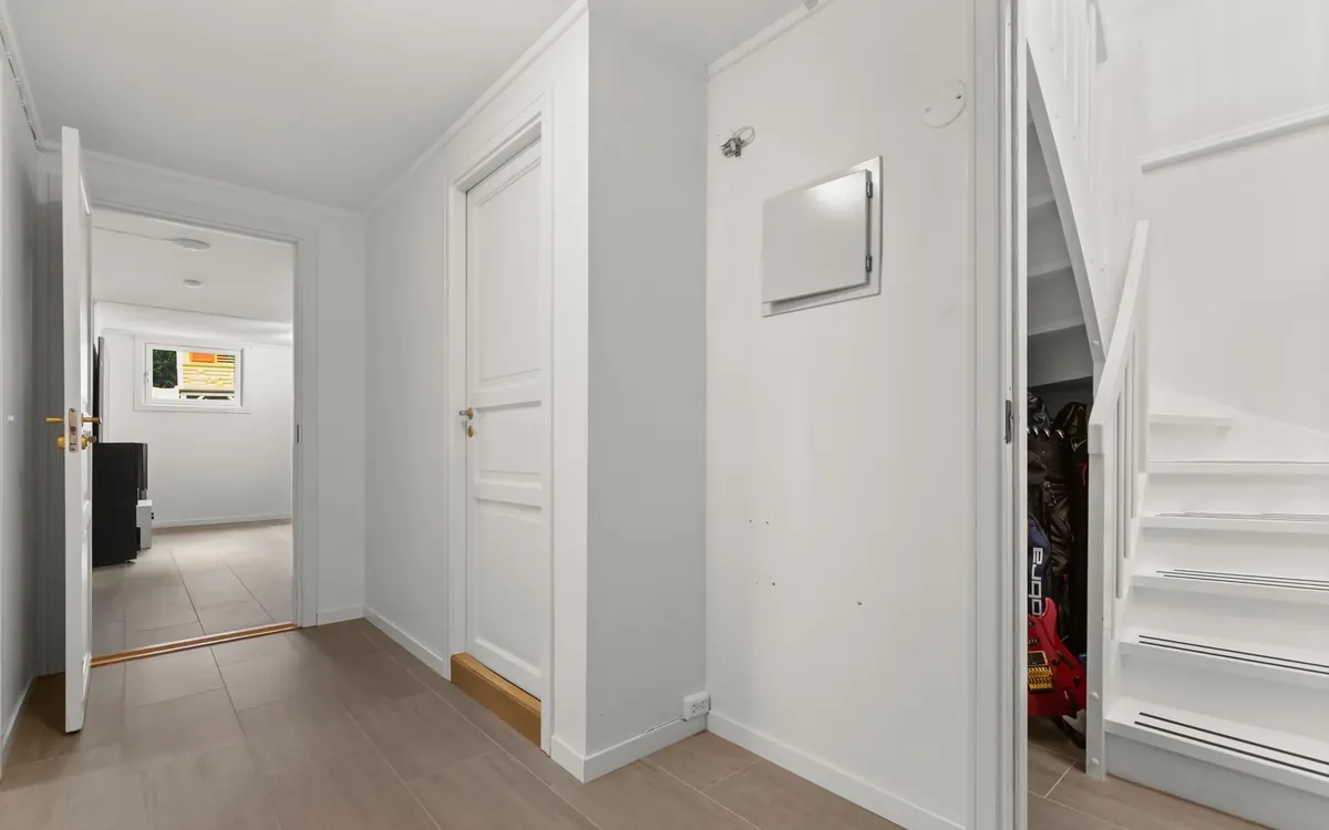 Ein heller Wohnungsflur führt zu mehreren Türen