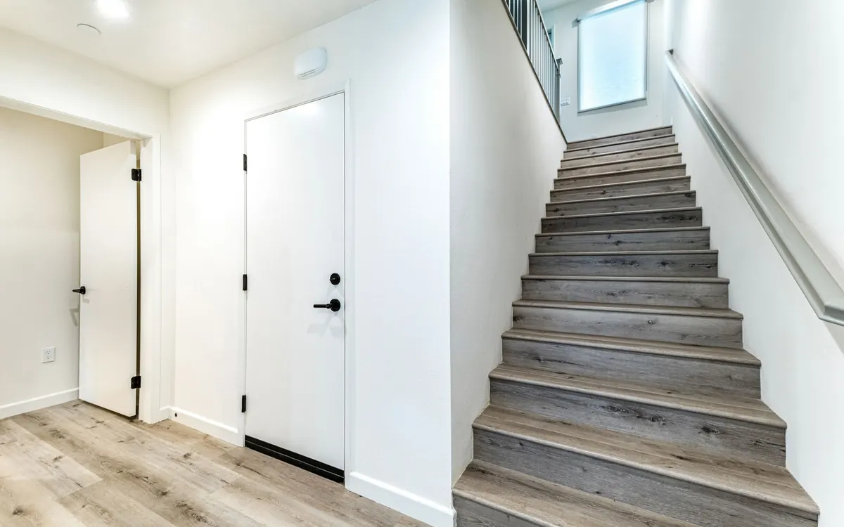 Eine gerade Holztreppe führt vom Hauseingang ins Obergeschoss